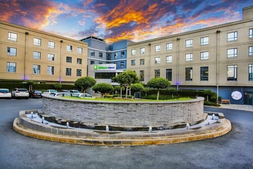 Внешний вид отеля Holiday Inn Express Sandton Woodmead, an Ihg Hotel