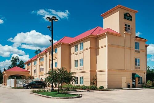 Внешний вид отеля La Quinta Inn & Suites by Wyndham Slidell - North Shore Area